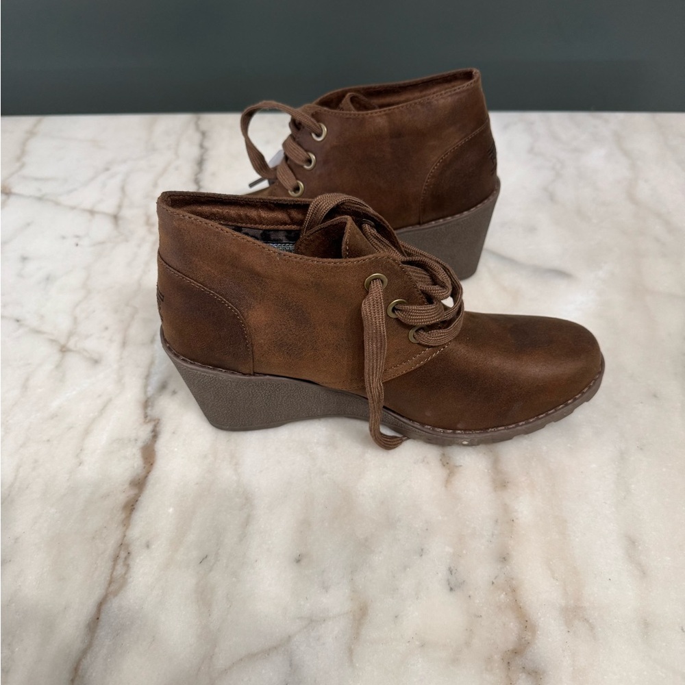 Bobs by Skechers brown lace up wedge ankle boots Women's size US 9.5